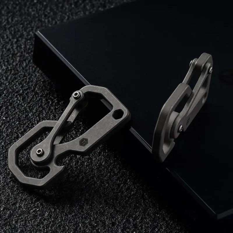 Минималистичен титаниев EDC карабинер KeyUnity KU06 с пясъчно и stone washed покритие, показан в детайлен close-up върху тъмна повърхност