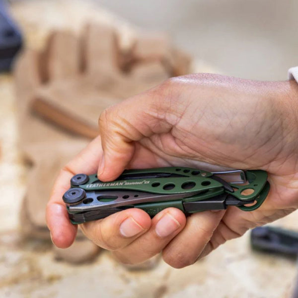 Leatherman Skeletool CX OD Green в ръка - компактен мултитул в затворено състояние