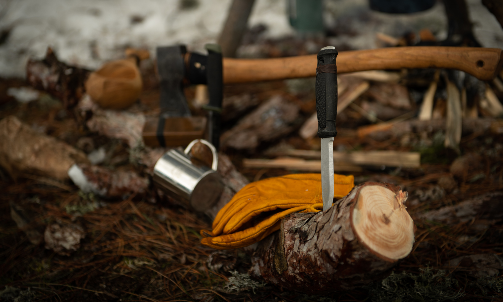 Outdoor EDC нож и camping gear в природата - оборудване за everyday carry