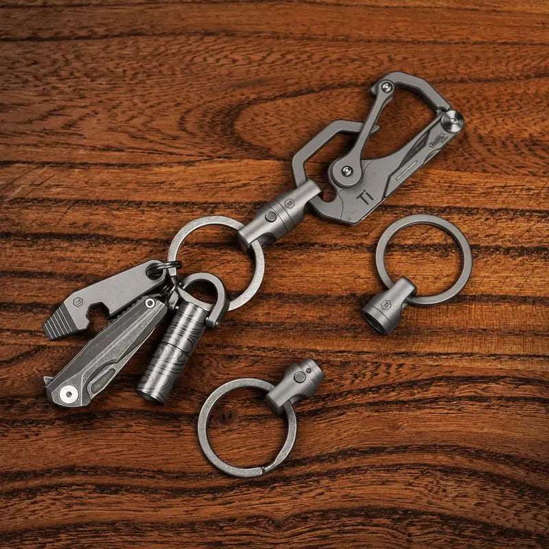 KeyUnity KA45 титаниев EDC ключодържател с магнитен конектор, показан с отделни ключови обръчи и модулна конструкция за гъвкава организация