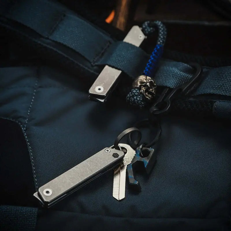 KeyUnity KK02 мини скалпел като EDC аксесоар, закачен на раница с ключове