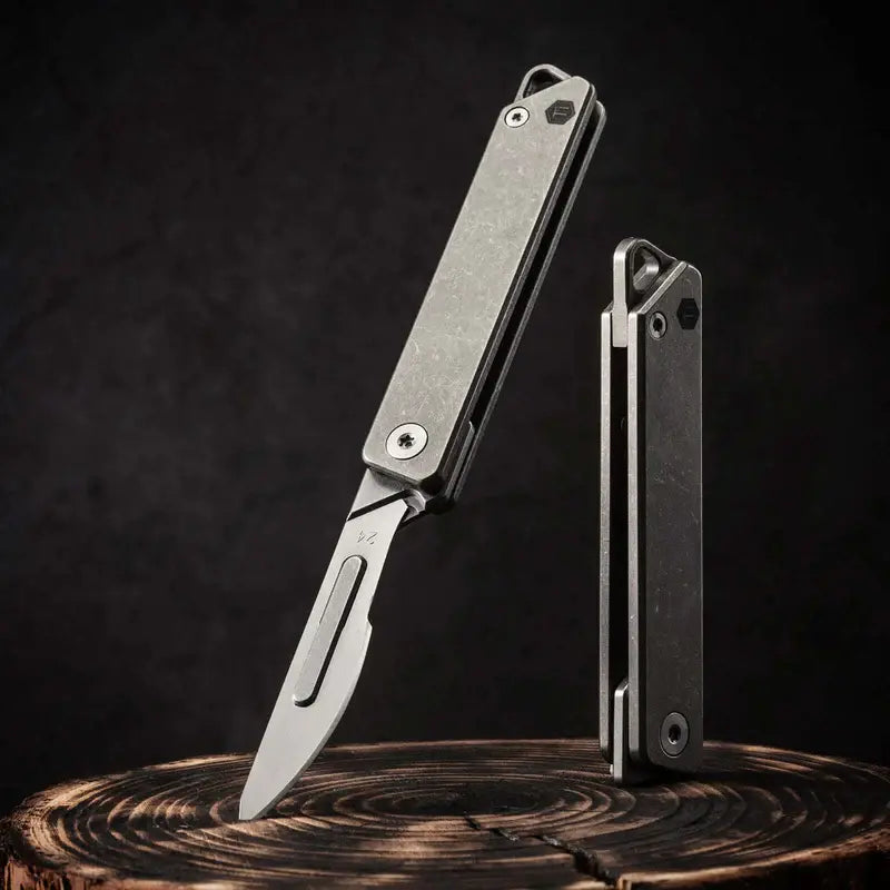 KeyUnity KK02 мини скалпел от титаниева сплав в отворено и сгънато състояние