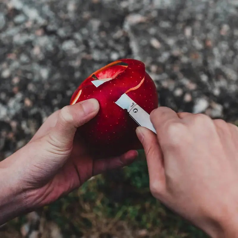 Мини сгъваем нож KeyUnity KK03 S при белене на ябълка - прецизно и контролирано рязане