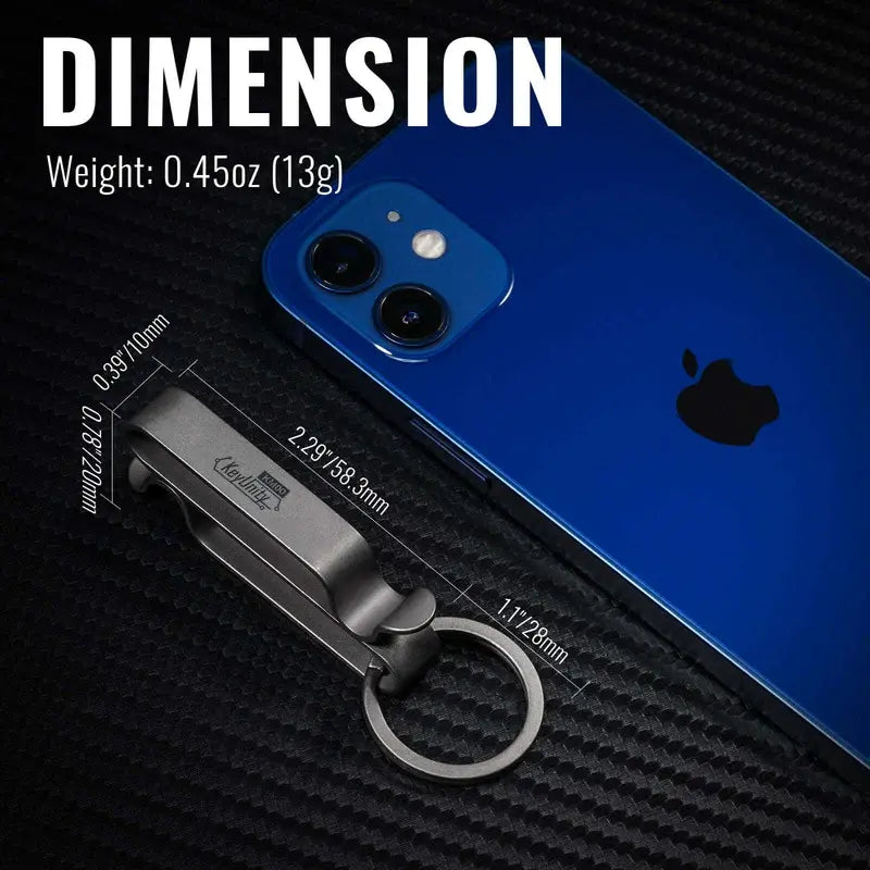 Размери и тегло на титаниев EDC ключодържател KeyUnity KM00 - дължина 58,3 мм, ширина 10 мм и тегло 13 г, показан до смартфон