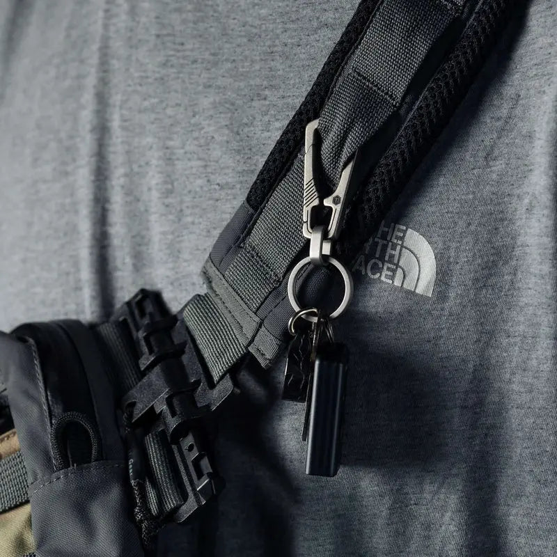 KeyUnity KM04 титаниев EDC ключодържател, закачен за раница