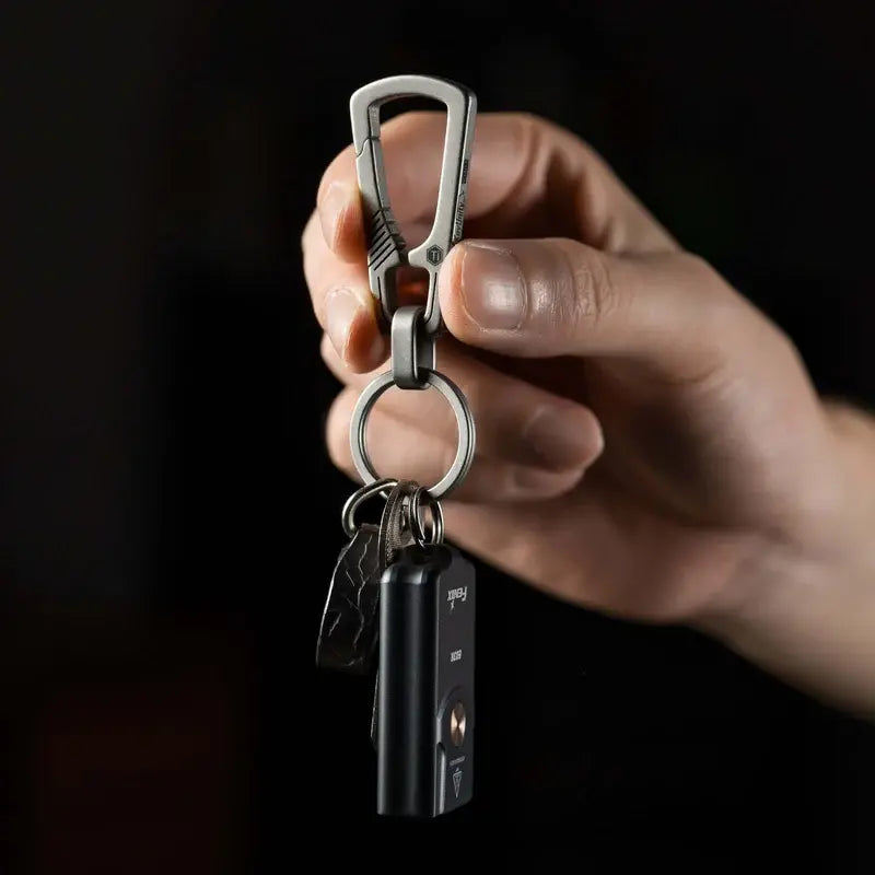 KeyUnity KM04 титаниев ключодържател - детайл в ръка с прецизен захват