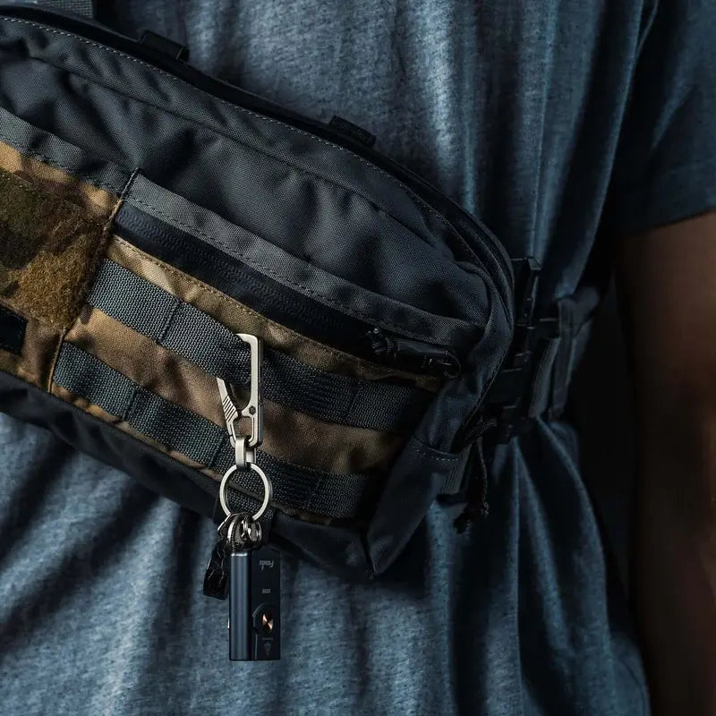 KeyUnity KM04 титаниев ключодържател за EDC - закрепен за раница