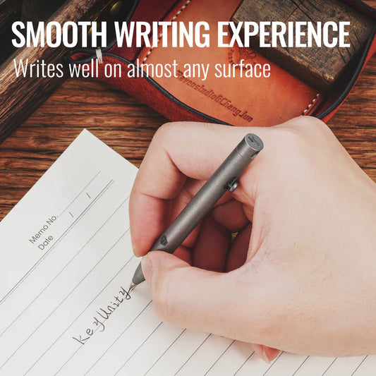 Титаниева EDC писалка KeyUnity KP00 с Bolt Action механизъм при писане върху хартия