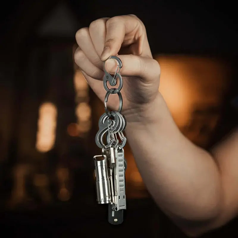 KeyUnity KS05 EDC карабинер за ключодържател с аксесоари, държан в ръка