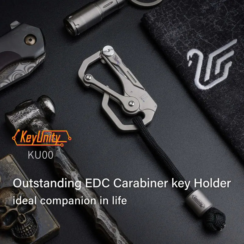 Титаниев многофункционален EDC карабинер KeyUnity KU00, показан в EDC flat lay с фенер и нож, демонстриращ компактен дизайн и ежедневно приложение