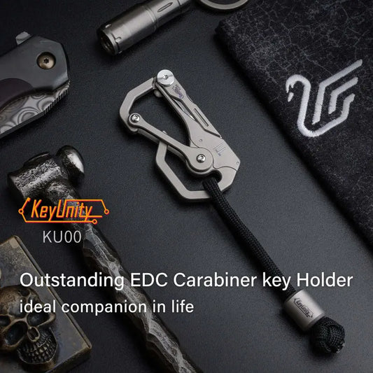 Титаниев многофункционален EDC карабинер KeyUnity KU00, показан в EDC flat lay с фенер и нож, демонстриращ компактен дизайн и ежедневно приложение