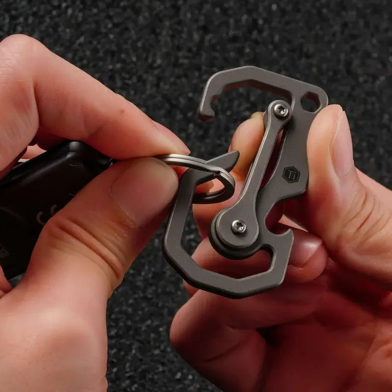 KeyUnity KU06 титаниев EDC карабинер, показващ как лесно се закача ключов обръч или аксесоар към карабинера при ежедневна употреба