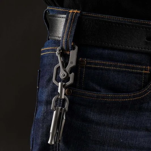 KeyUnity KU06 титаниев EDC карабинер, закачен за колан на дънки, показващ удобно и сигурно ежедневно носене