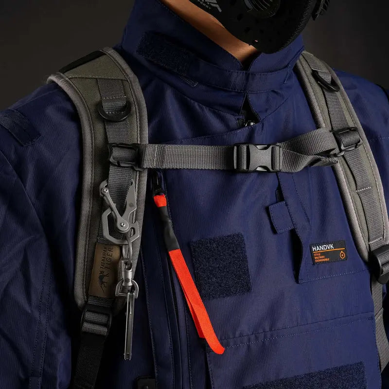 KeyUnity KU06 титаниев EDC карабинер, закачен за раница при outdoor употреба, показващ здравина и сигурно закрепване