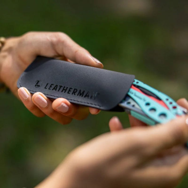 Черна кожена кания Leatherman, размер M, държана в ръка с мултитул