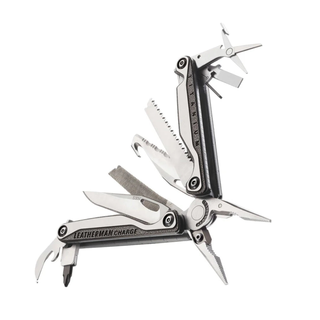 Leatherman Charge TTi мултитул в работно положение с нож, трион, пила и клещи