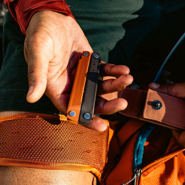 Leatherman Rebar Burnt Sienna мултитул в ръка - затворен, реална употреба на открито