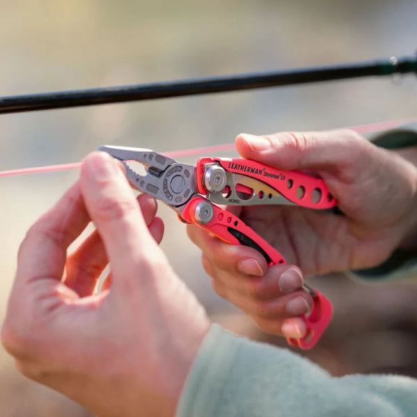 Leatherman Skeletool CX Guava в употреба - мултитул с клещи при работа на открито