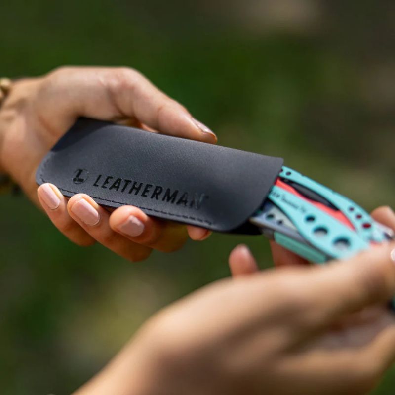 Leatherman кожен калъф Sleeve Black L в ръка с мултитул