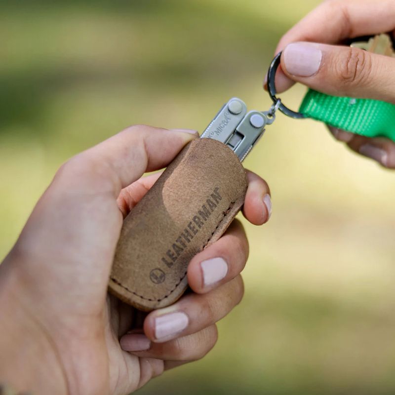 Leatherman кожен калъф Sleeve Brown S в ръка с мултитул